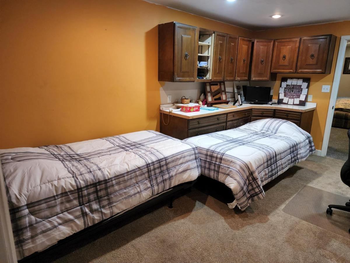 Lovely 3- Bedroom Apartment With Street Parking. โกเชน ภายนอก รูปภาพ