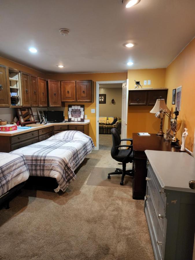 Lovely 3- Bedroom Apartment With Street Parking. โกเชน ภายนอก รูปภาพ